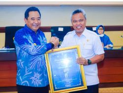 Bupati Luwu Timur Terima Penghargaan dari Pj. Gubernur Sulawesi Selatan