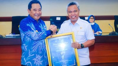 Bupati Luwu Timur Terima Penghargaan dari Pj. Gubernur Sulawesi Selatan