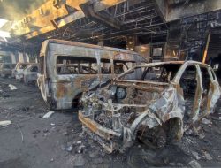 Malam Kelam Unjuk Rasa Gedung DPRD Sulsel Dibakar, Puluhan Kendaraan Jadi Bekakas