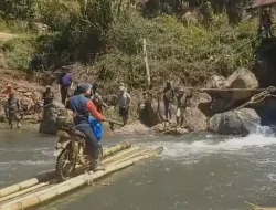 Jembatan Rusak di Luwu Utara, Warga Gunakan Rakit Seberangi Sungai