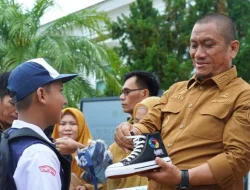 Seragam Gratis dan Beasiswa Disambut Antusias Warga Lutim